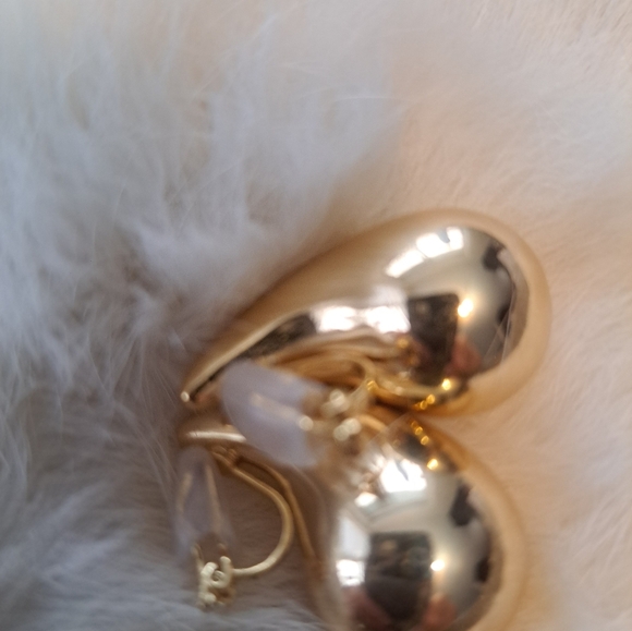 Gold tear drop shaped earrings - Picture 3 of 3
